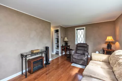 Living - 6 Nancy Ln, Hooksett, NH 03106 photo 2 of 4