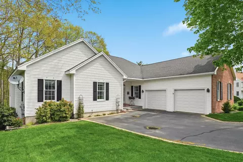 17 Village Dr, Atkinson, NH 03811
