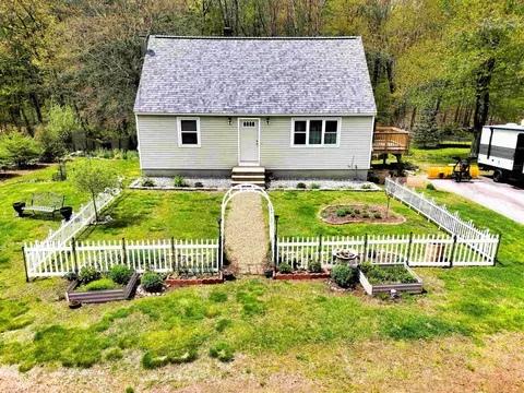 19 Edgewood St, Milford, NH 03055