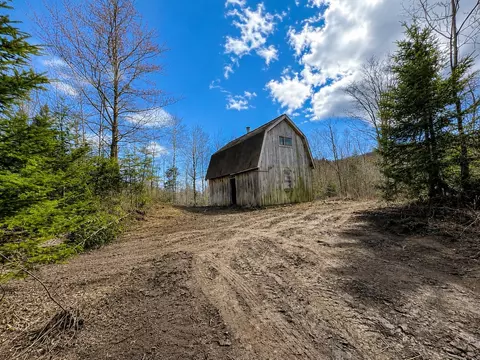 2900 Old Duck Pond Rd, Sheffield, VT 05866