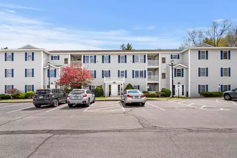 4 Crestview Cir #100, Londonderry, NH 03053