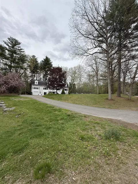 4 Sunset Dr #A, Londonderry, NH 03053