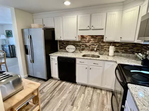 Kitchen - 975 Ocean Blvd UNIT 1, Hampton, NH 03842 photo 4 of 5