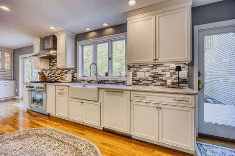 Kitchen - 19 Bonnies Way, Hampstead, NH 03841 photo 3 of 9