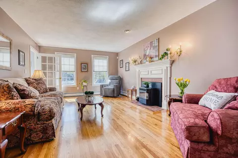 Living - 19 Bonnies Way, Hampstead, NH 03841 photo 1 of 5