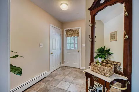 Entry Way - 19 Bonnies Way, Hampstead, NH 03841 photo 2 of 3