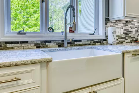 Kitchen - 19 Bonnies Way, Hampstead, NH 03841 photo 6 of 9