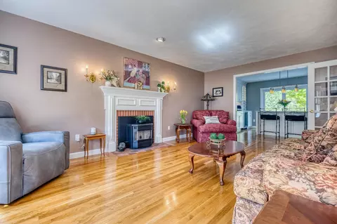Living - 19 Bonnies Way, Hampstead, NH 03841 photo 2 of 5