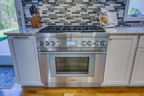 Kitchen - 19 Bonnies Way, Hampstead, NH 03841 photo 7 of 9