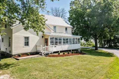 Exterior - 321 E Alburgh Rd, Alburgh, VT 05440 photo 2 of 7