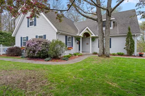 5 Mason Dr, Essex Junction, VT 05452