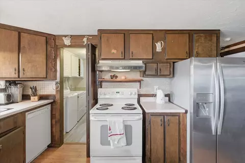Kitchen - 84 Chaloux Ln, Williston, VT 05495 photo 3 of 4