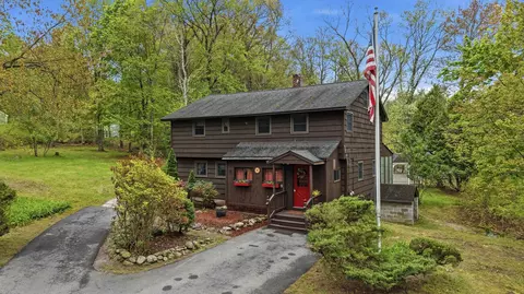 9 Lamb Rd, Nashua, NH 03062