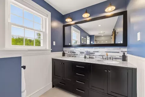 Bath - 95 Willowbrook Ave, Stratham, NH 03885 photo 4 of 5