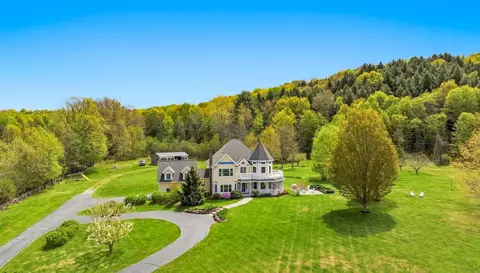302 Ledge Hill Dr, Georgia, VT 05478