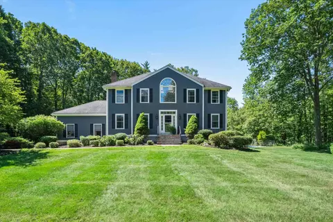 55 Page Ln, Hampstead, NH 03841