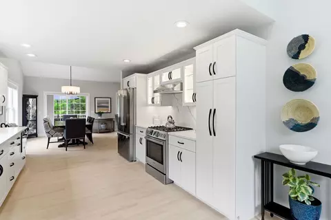 28 Greenvale Dr, Stratham, NH 03885
