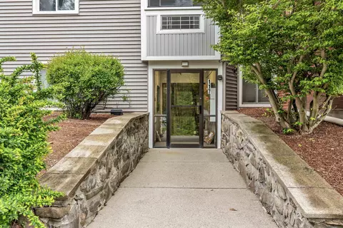 117 Cluff Crossing Xing #7, Salem, NH 03079