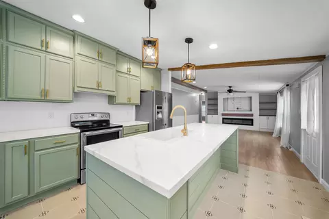 54 Spruce Dr, Farmington, NH 03835
