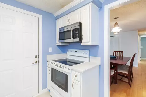 Kitchen - 407 Ocean Blvd #B2, Hampton, NH 03842 photo 2 of 2
