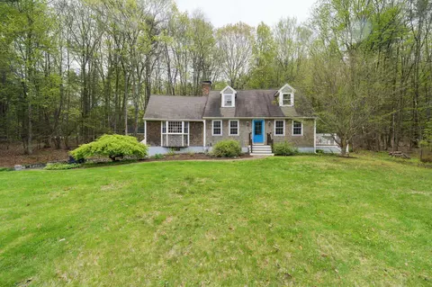 12 Hemlock Rd, Kensington, NH 03833