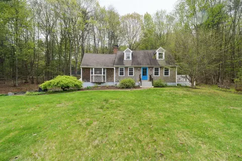 12 Hemlock Rd, Kensington, NH 03833