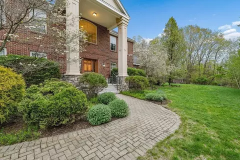 5 Millstone Ter, Bedford, NH 03110