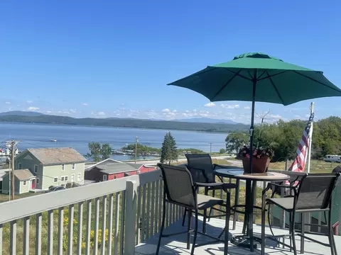 8 Angler Ln, South Hero, VT 05486