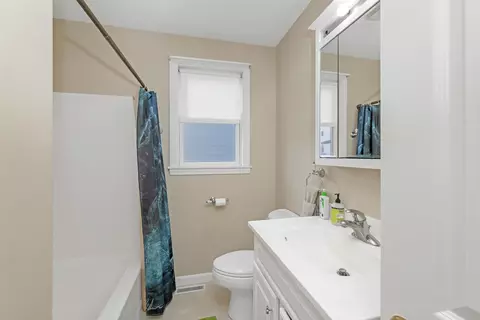 Bath - 4 Viking St, Hampton, NH 03842 photo 2 of 3