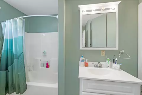 Bath - 4 Viking St, Hampton, NH 03842 photo 1 of 3