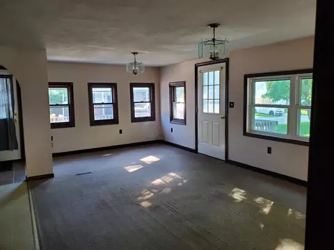 Living - 10 Ash St, Hampton, NH 03842 photo 2 of 3