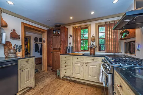 31 Long Hill Rd, Raymond, NH 03077
