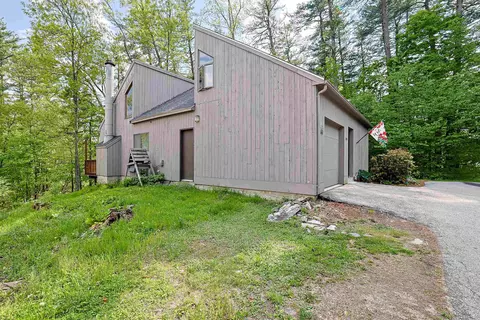 44 Coburn Woods Dr, Nashua, NH 03063