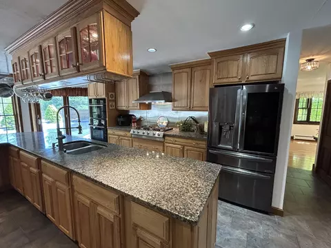 Kitchen - 9 Oak Ridge Rd, Kensington, NH 03833 photo 2 of 10