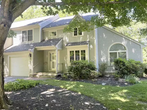 63 Peninsula Dr, Stratham, NH 03885
