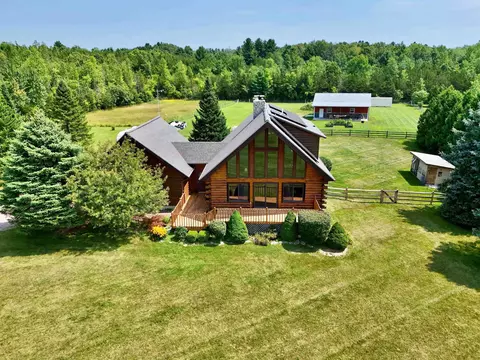8 Maynard Ct, Grand Isle, VT 05458