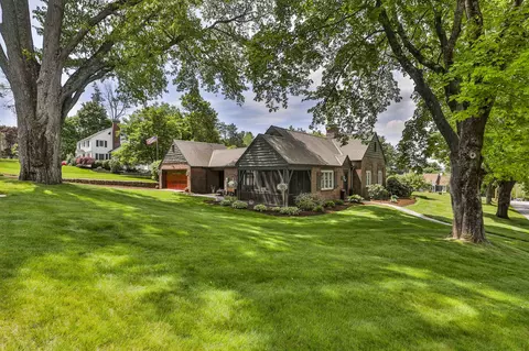 135 Ridge Rd, Manchester, NH 03104