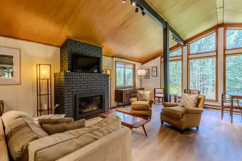9 Mountain Acres Rd, Jamaica, VT 05343