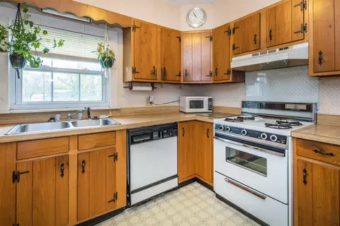 Kitchen - 848 882 826 Blue Star Dr, Castleton, VT 05735 photo 5 of 8