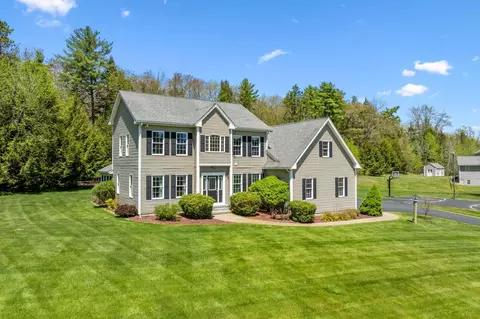 17 Mcqueston Dr, Auburn, NH 03032