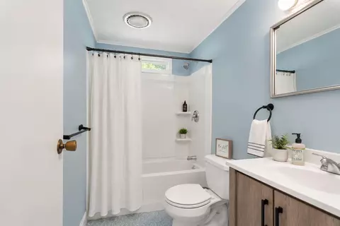 Bath - 28-30 Thorwald Ave, Hampton, NH 03842 photo 1 of 3