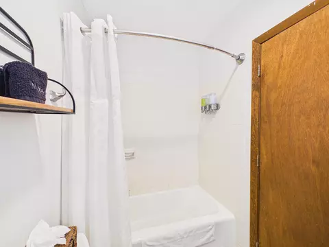 Bath - 774 E Mountain Rd #E6, Killington, VT 05751 photo 4 of 6