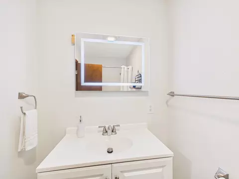 Bath - 774 E Mountain Rd #E6, Killington, VT 05751 photo 2 of 6