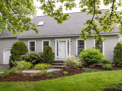 113 Maplewood Dr, Shelburne, VT 05482