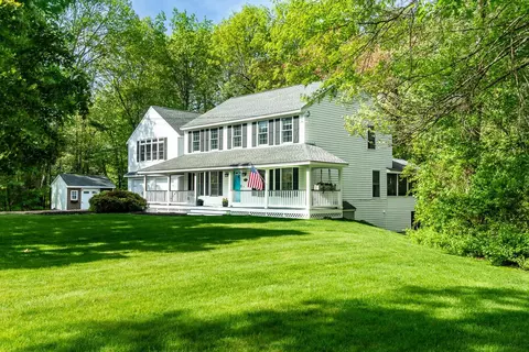 4 Leary Dr, Litchfield, NH 03052