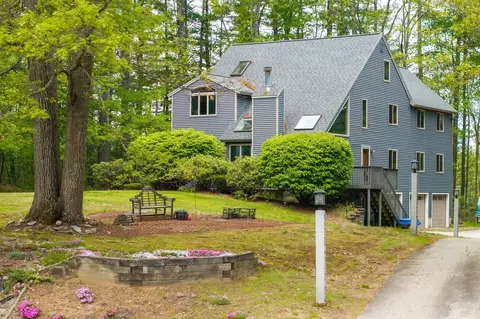 8 Seasons Ln, Londonderry, NH 03053