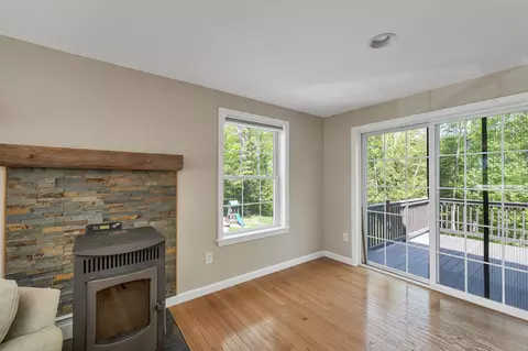 Living - 7 Cortland Dr, Epping, NH 03042 photo 4 of 6