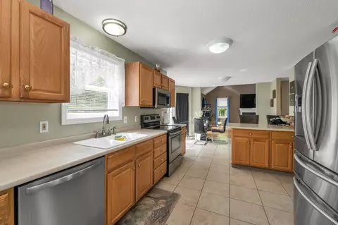 12 Chester Rd, Derry, NH 03038