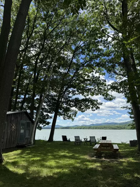 85 Island Dr, Bridport, VT 05734