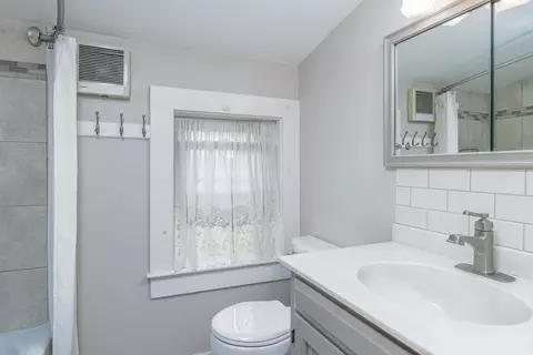 Bath - 39 Dearborn Ave, Hampton, NH 03842 photo 2 of 2